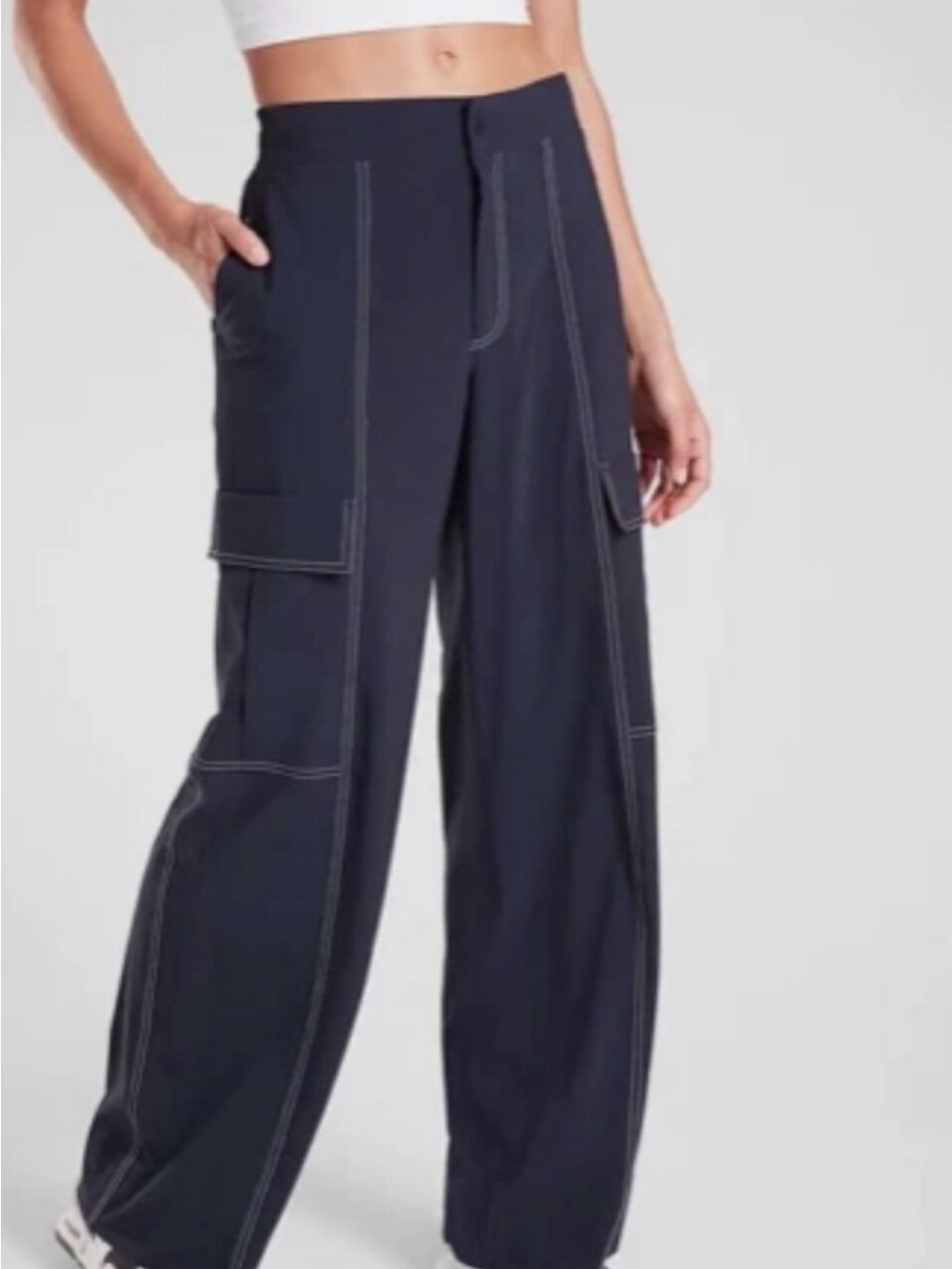 Athleta wide leg cargo pants sz 10 Navy w/contrast stitching - Picture 2 of 5